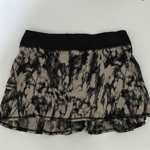 Lululemon “Pace Setter” skirt, size 8. Black with beige tie dyed look.